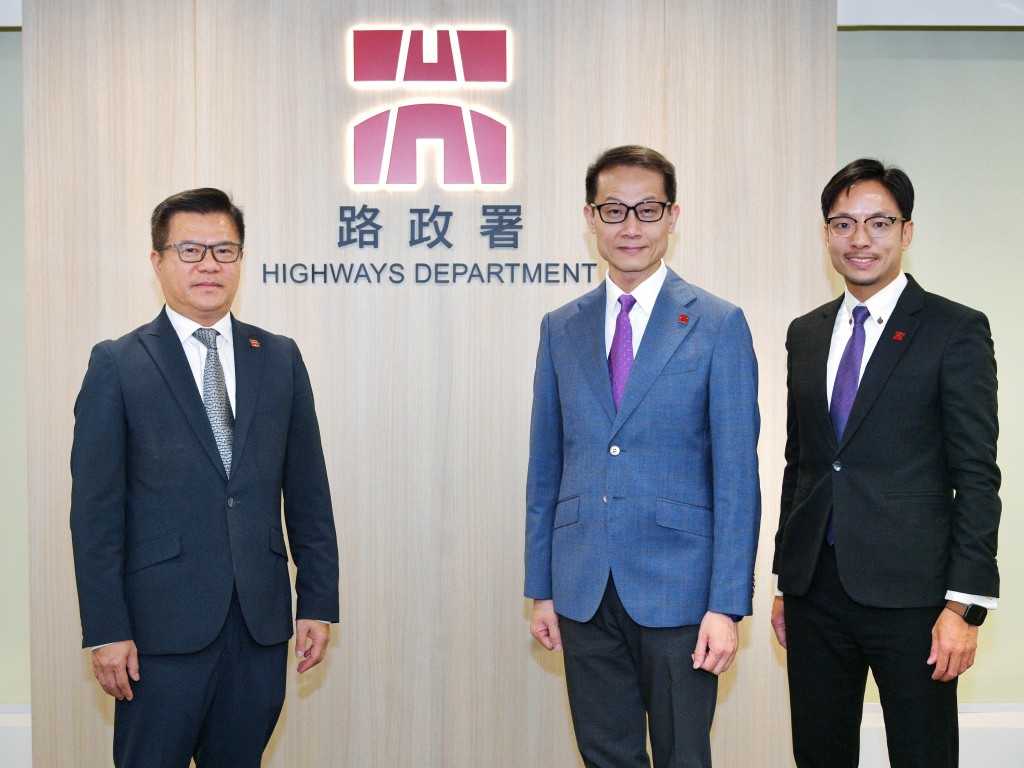 左起:路政署鐵路拓展處處長梁少江、路政署署長邱國鼎、路政署主要工程管理處總工程師鍾志仁。 左起:路政署鐵路拓展處處長梁少江、路政署署長邱國鼎、路政署主要工程管理處總工程師鍾志仁。