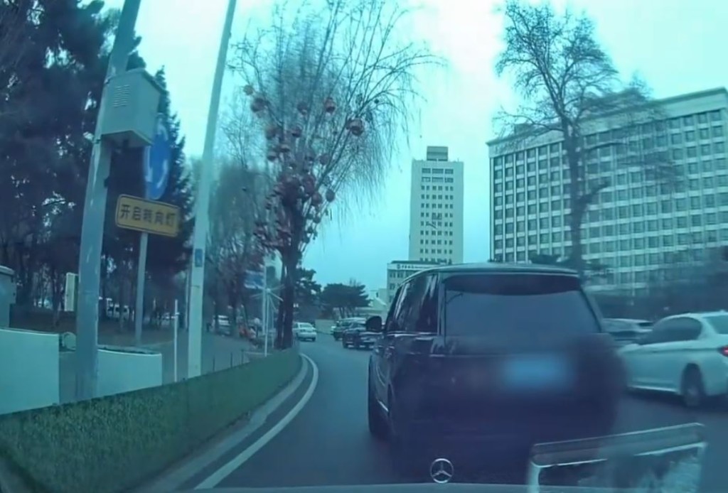 Benz因Range Rover惡意急煞8次導致撞毀。