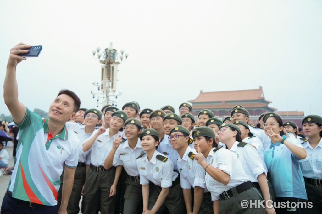 海關副關長胡偉軍與一眾成員合照。海關FB圖片