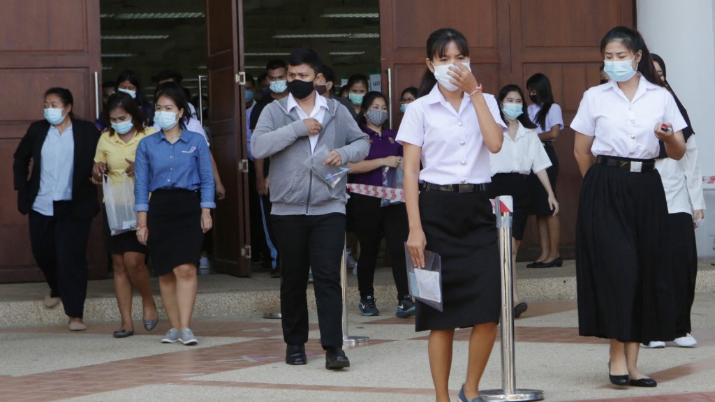 泰國公務員考生在考試結束後離場。 法新社資料圖 泰國公務員考生在考試結束後離場。 法新社資料圖