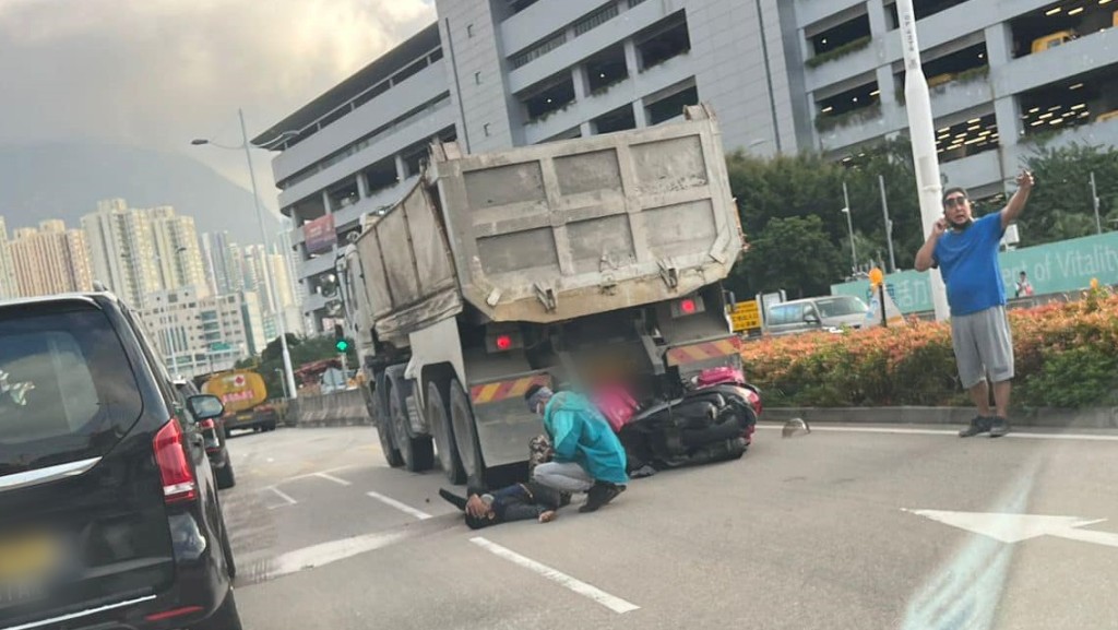電單車收掣不及撞向泥頭車車尾,鐵騎士倒地受傷。馬路的事fb Bosco Chu