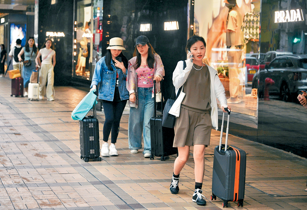 政府正積極爭取提高內地旅客免稅額。