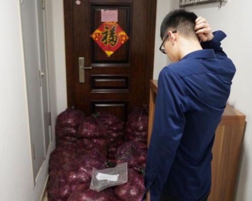 分手後網購1噸洋蔥送前男友,女孩留紙條:「我哭了三天該你哭了!」。(網圖)