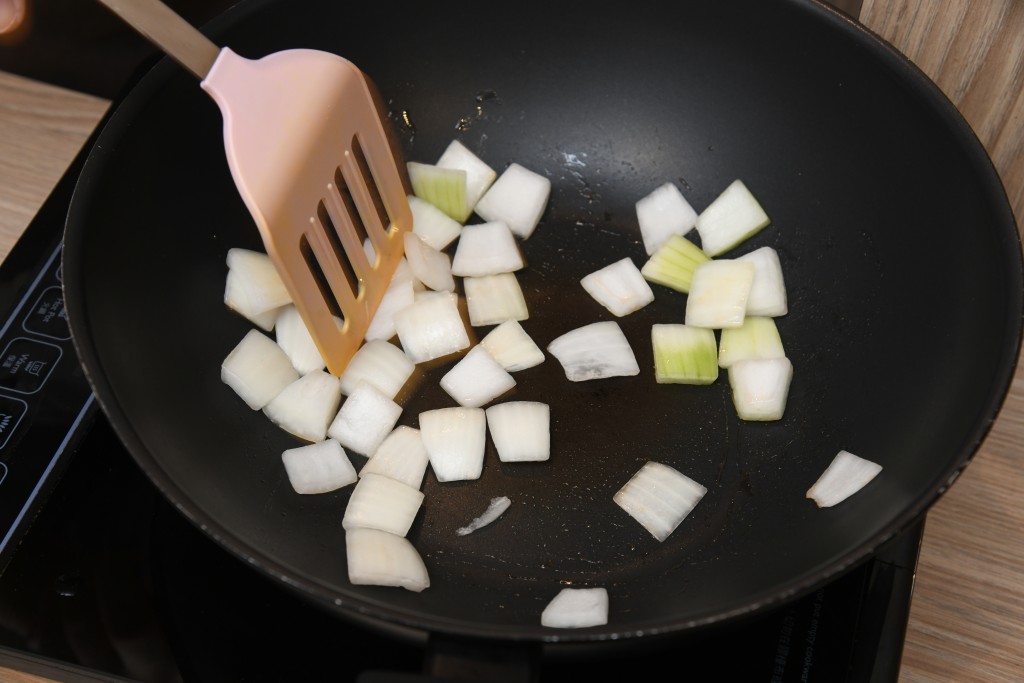 Step 4: 鑊內燒熱油，爆香洋葱。 Heat oil in a pan, saute the onion until fragrant.