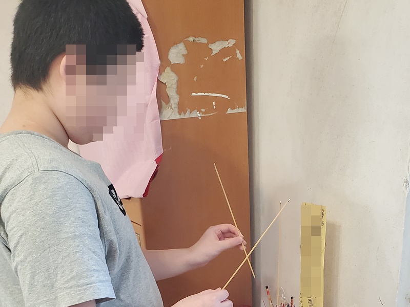 長子為亡父上香。