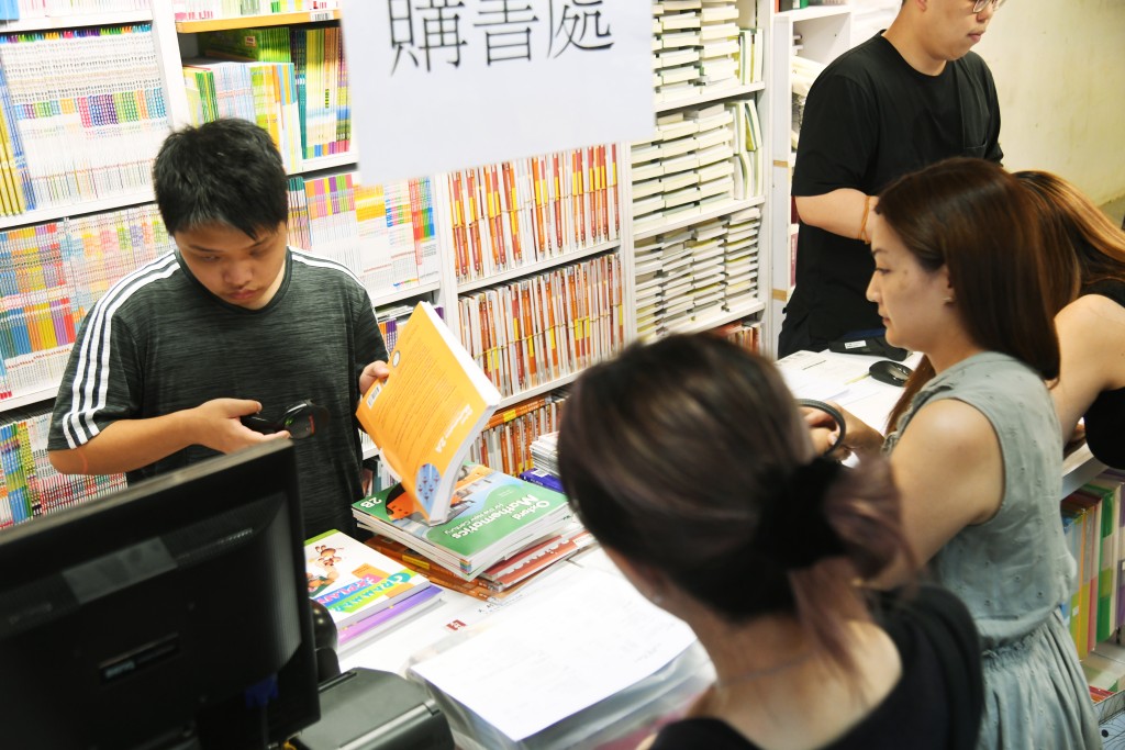 本報翻查共14間官津中學的書單，扣除地圖集、字典等的參考書和指定閱讀書目後，中一平均書價4121.7元。