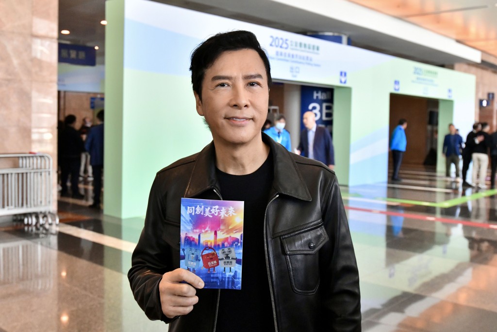 甄子丹早上到會展投票,並與一眾候選人交流。 甄子丹早上到會展投票,並與一眾候選人交流。