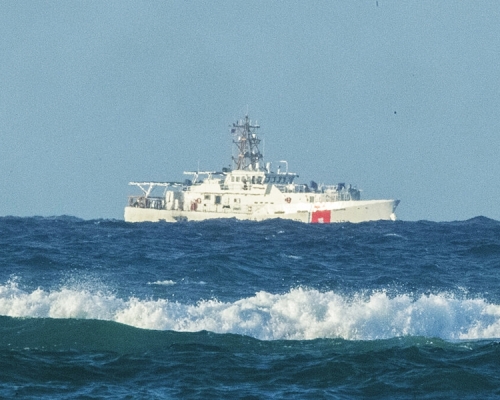 美國海岸防衛隊派船隻，在貨機出事海面搜救。AP圖片