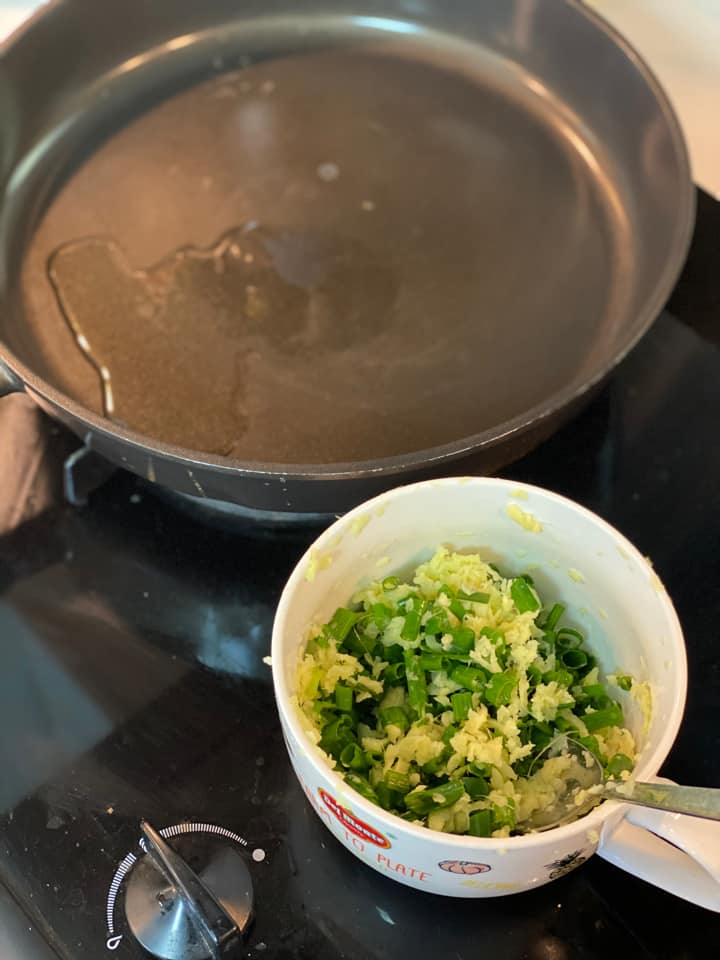 暴龍媽媽親自炒薑蓉，非常考功夫。FB圖片