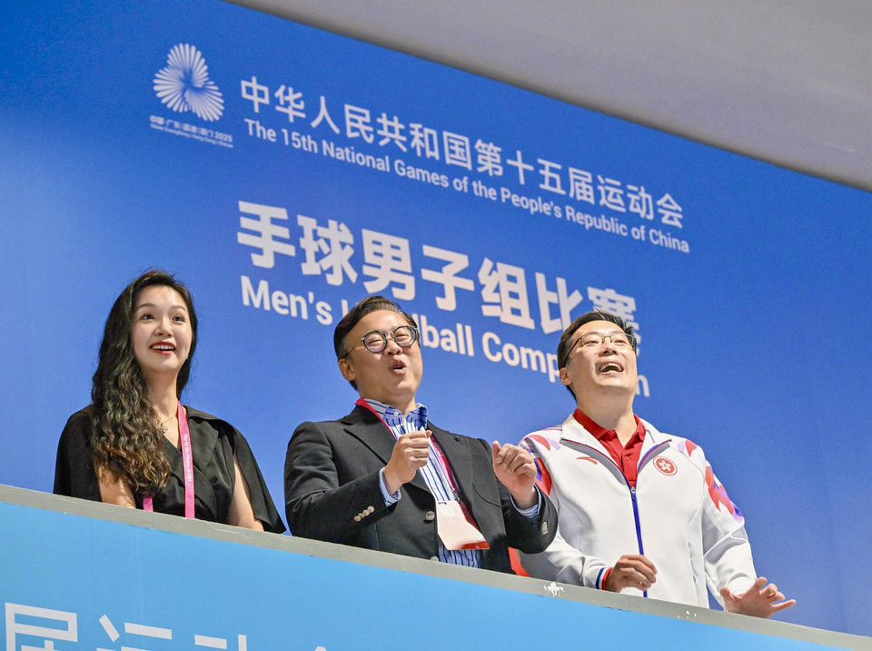 張國鈞在體育專員蔡健斌陪同下觀看手球決賽。張國鈞fb