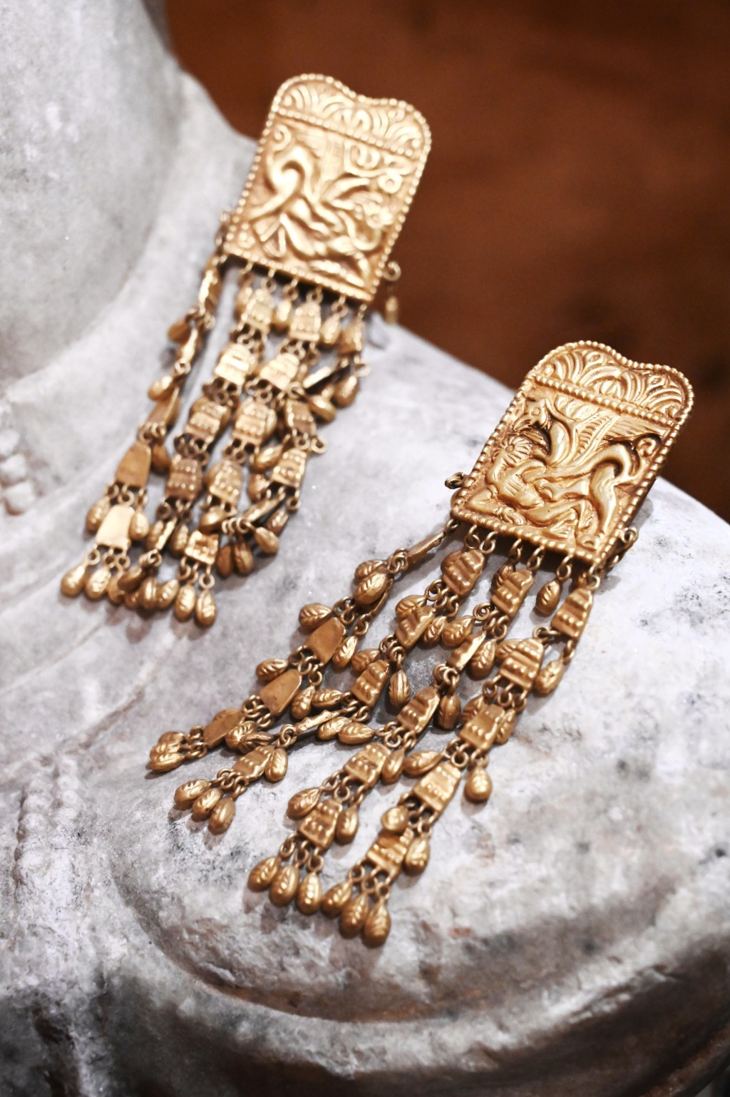 公元前200年的24K黃金耳環，在黃金薄片上雕刻極考工夫，而流穗由一顆顆雕刻黃金珠子串連成，設計巧見心思。