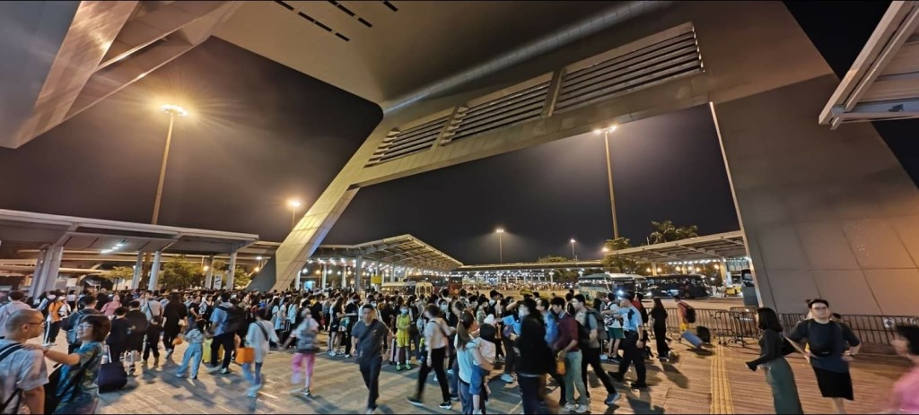 ​晚上10时左右，深圳湾口岸外的巴士站人头涌涌。（fb元朗友专页）