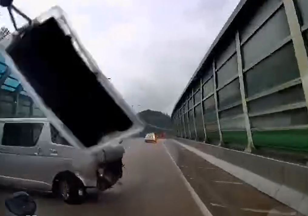 片主駕車尾隨駛至，連忙扭軚閃避。fb香港突發事故報料區影片截圖