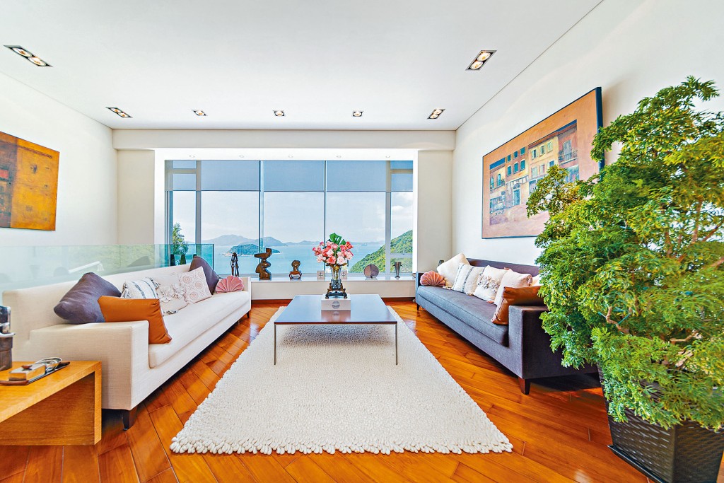 大廳以淺色調及木系布置，格調簡約柔和。