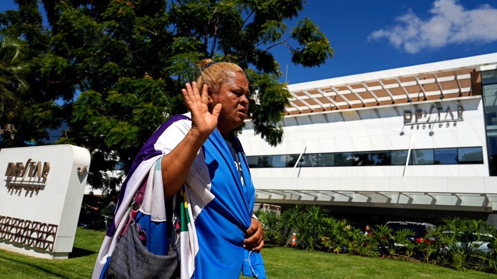 博索纳罗支持者在医院外为他祈祷。 美联社
