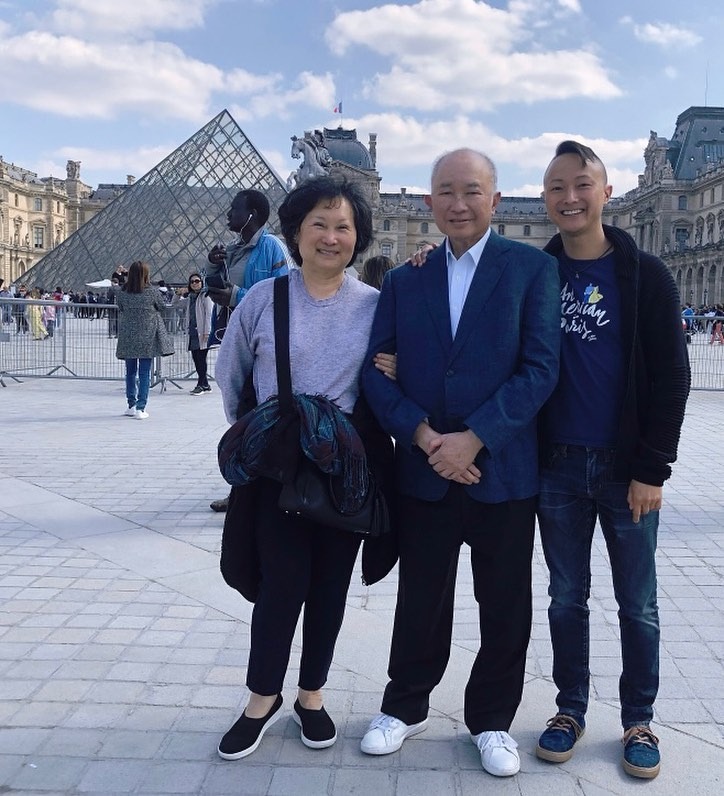 吳宇森的細仔吳義方是父親的專用髮型師。 吳宇森的細仔吳義方是父親的專用髮型師。