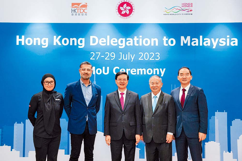 行政长官李家超（中）于今年七月率领代表团，到访新加坡、印尼和马来西亚，期间见证了城大与MDEC的合作。图左二为MDEC数字投资高级副总裁Raymond Siva、图右二及一为城大校长梅彦昌教授及高级副校长（创新及企业）杨梦苏教授。