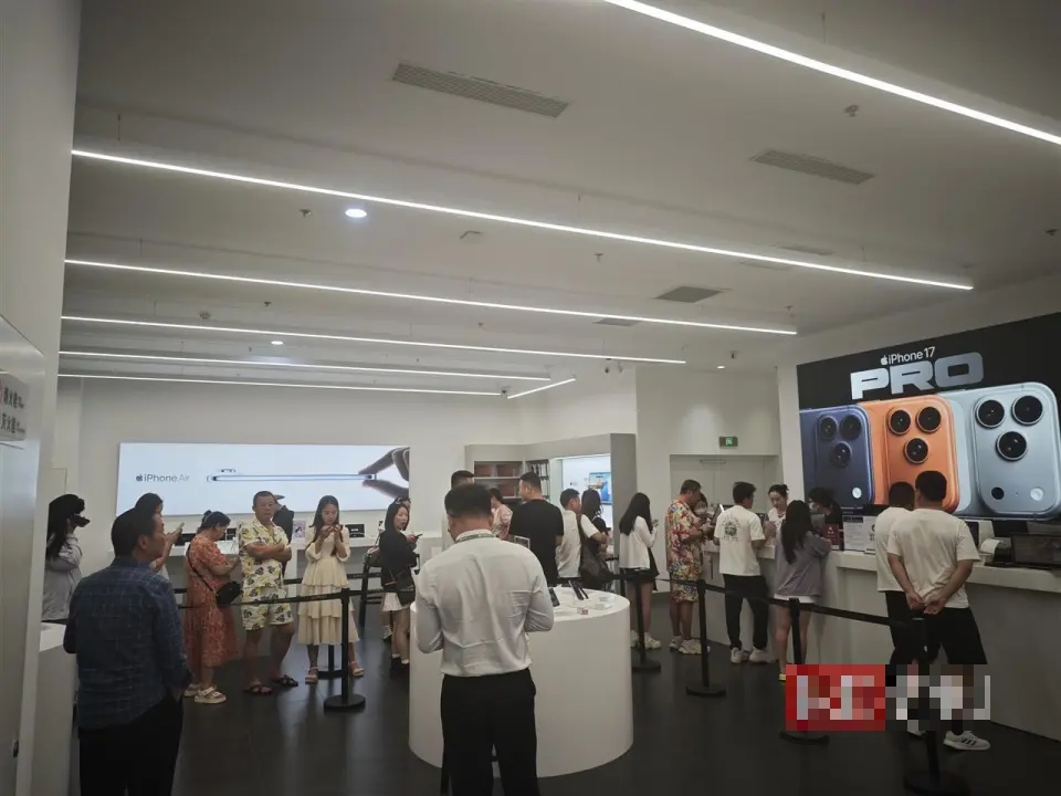 海旅免稅城，消費者排起長龍。 極目新聞