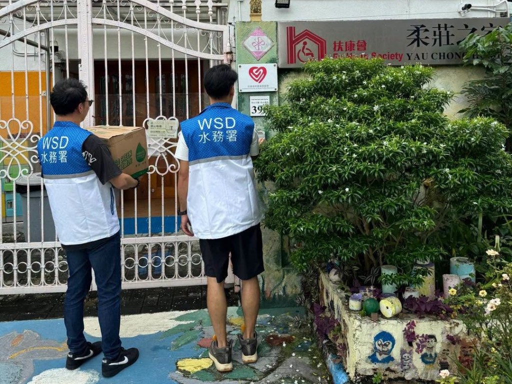 水務署「供水特攻隊」上門送水。FB:滴惜仔 水務署「供水特攻隊」上門送水。FB:滴惜仔