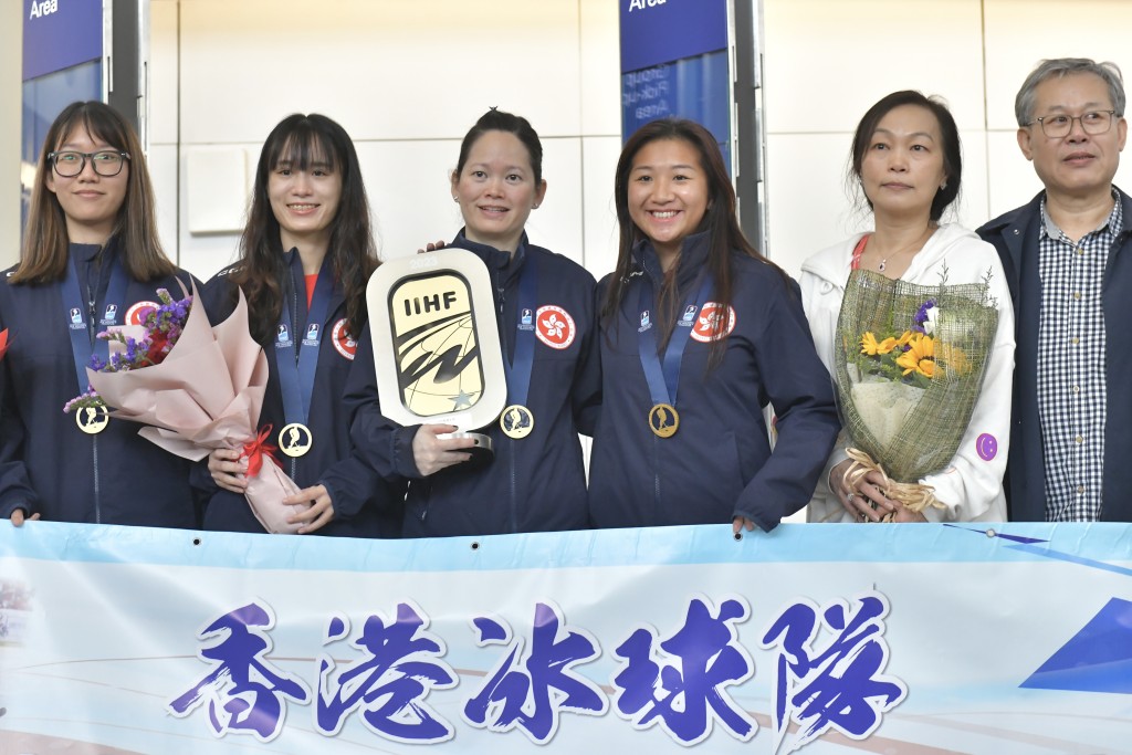 香港女子冰球代表隊返港。陳極彰攝