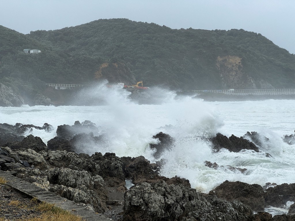 海邊掀起巨浪。　路透社