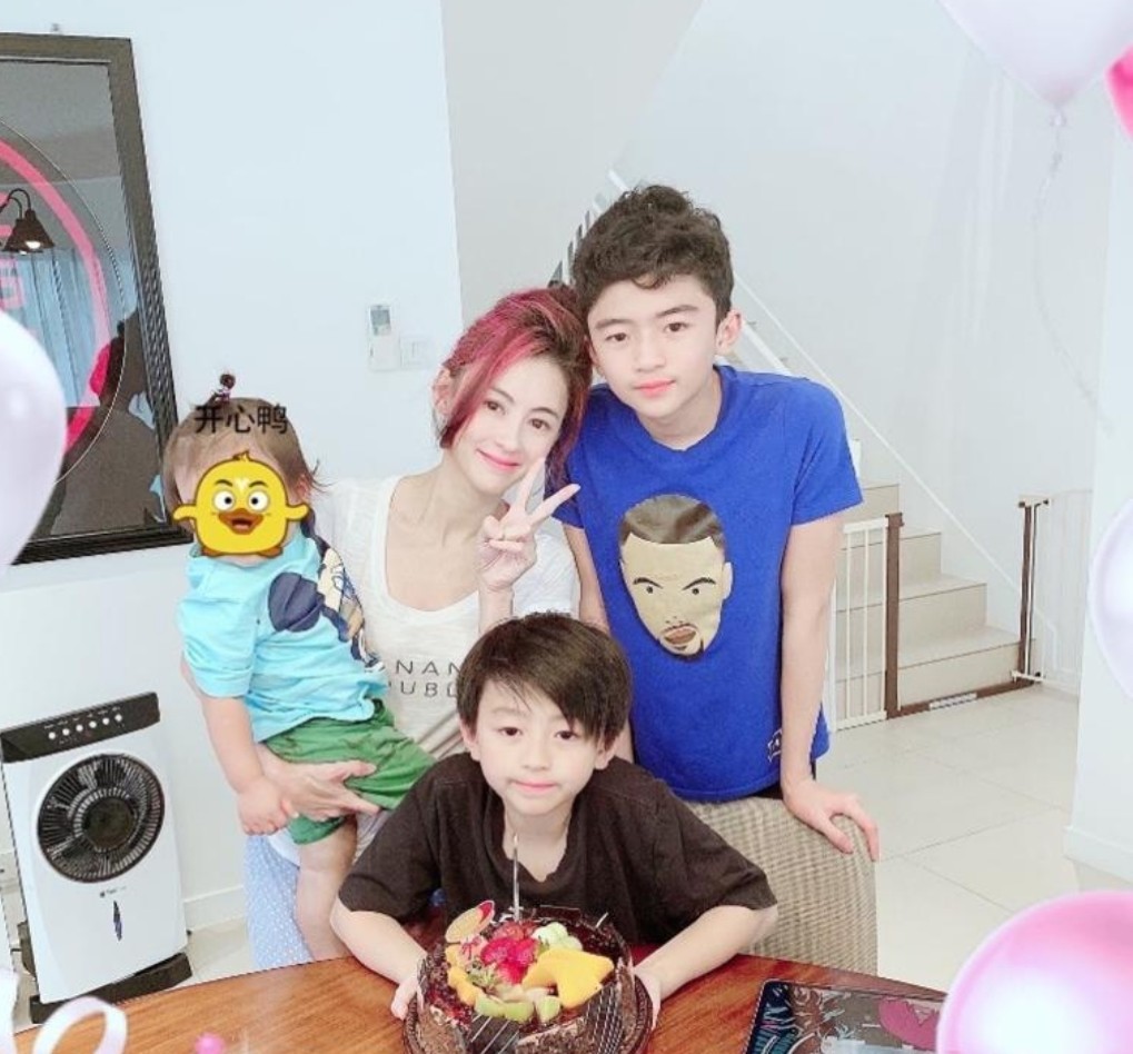 张栢芝已经是3子之母。  ​