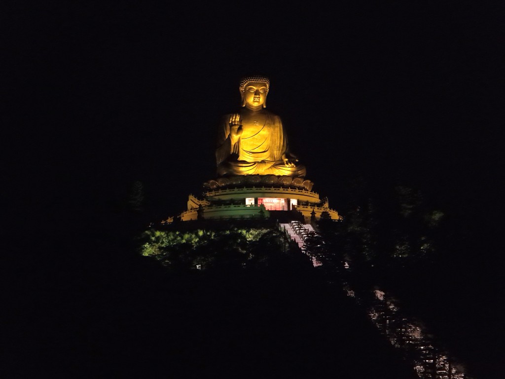 天壇大佛夜間亮燈。 天壇大佛夜間亮燈。