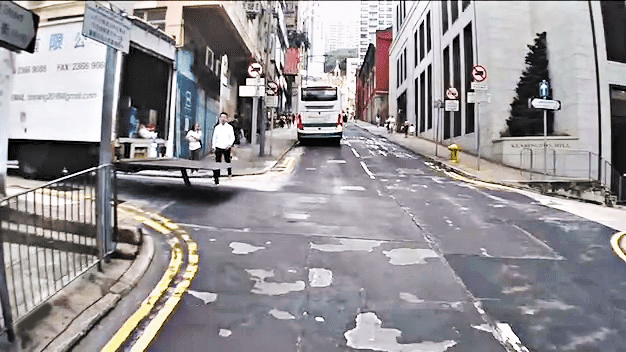 其實翻查新聞記錄，曾經發生過不少這一類意外，是行人被貨車開合的尾門打中受傷