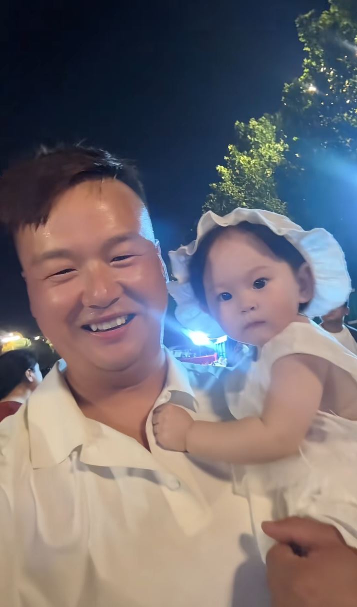 「沙河小東」抱著被父母遺下的女幼童，一副慈父樣子。抖音