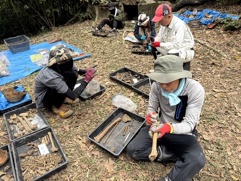 義工將找到的人骨整理分類。 空援隊