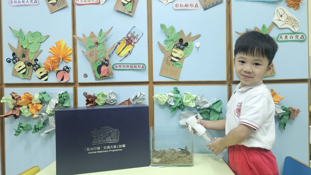 警務處「動物守護．社區大使」計劃 (Animal Watchers Programme) 贈予的《寵愛閣動物照顧記錄冊》，引導孩子們每天寫下觀察日記。