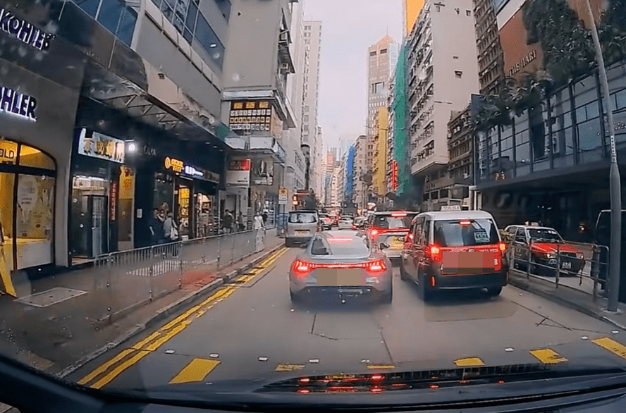 片段顯示,拍攝車輛沿灣仔駱克道往銅鑼灣方向行駛,涉事路段由史釗域道伸延至杜老誌道附近,現場設有兩條行車線。fb@車cam L(香港群組)(下同) 片段顯示,拍攝車輛沿灣仔駱克道往銅鑼灣方向行駛,涉事路段由史釗域道伸延至杜老誌道附近,現場設有兩條行車線。fb@車cam L(香港群組)(下同)