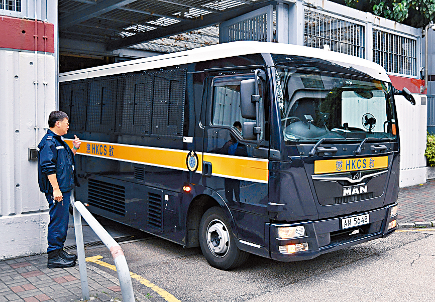 41歲沈志明及35歲楊卓麟的囚車離開法院。