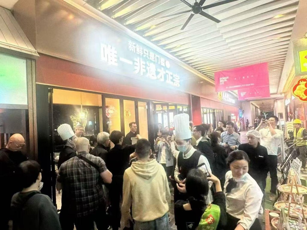 黃仁勳27日晚在深圳福田與朋友吃潮汕牛肉火鍋。抖音@啊十五