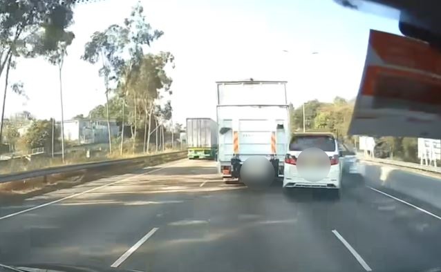 七人車撞上Tesla車尾及撞向貨車的右車身。網片截圖