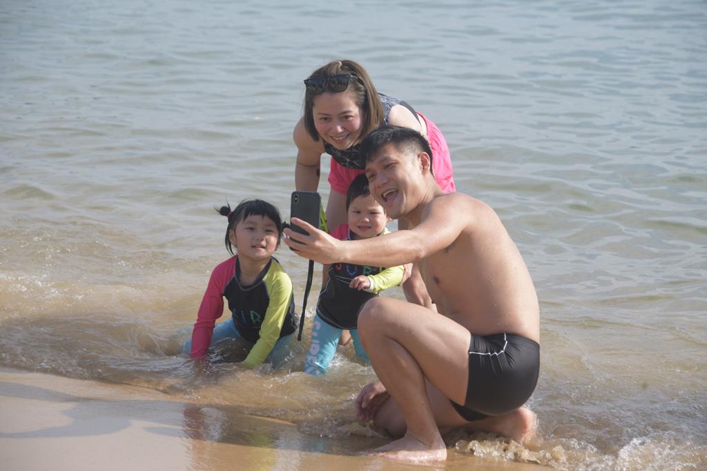 淺水灣沙灘人聲鼎沸，市民戲水消暑。