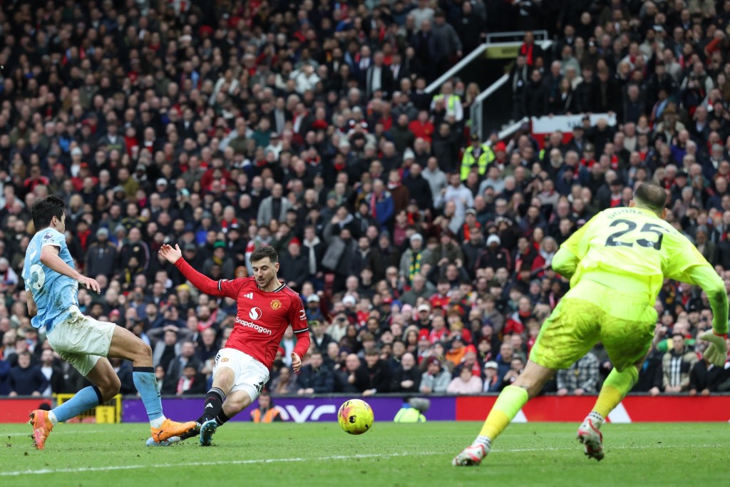 曼联今场第3次诈糊，美臣蒙特后备上阵第一下触球便将皮球送入网，但入球无效。法新社