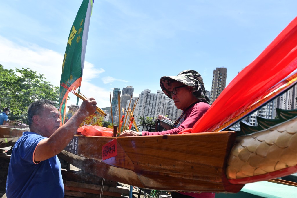 龙舟在下水前需进行祈福及「醒龙」仪式，赛后更有「收龙」的传统仪式。资料图片