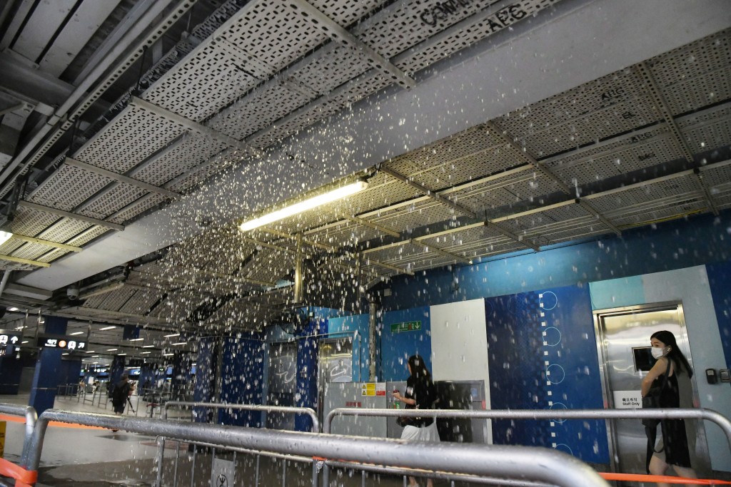8月4日的黑雨,歷時超過11小時,為歷来生效時間第二長,僅次於2023年9月7日至8日的「世紀黑雨」。 8月4日的黑雨,歷時超過11小時,為歷来生效時間第二長,僅次於2023年9月7日至8日的「世紀黑雨」。