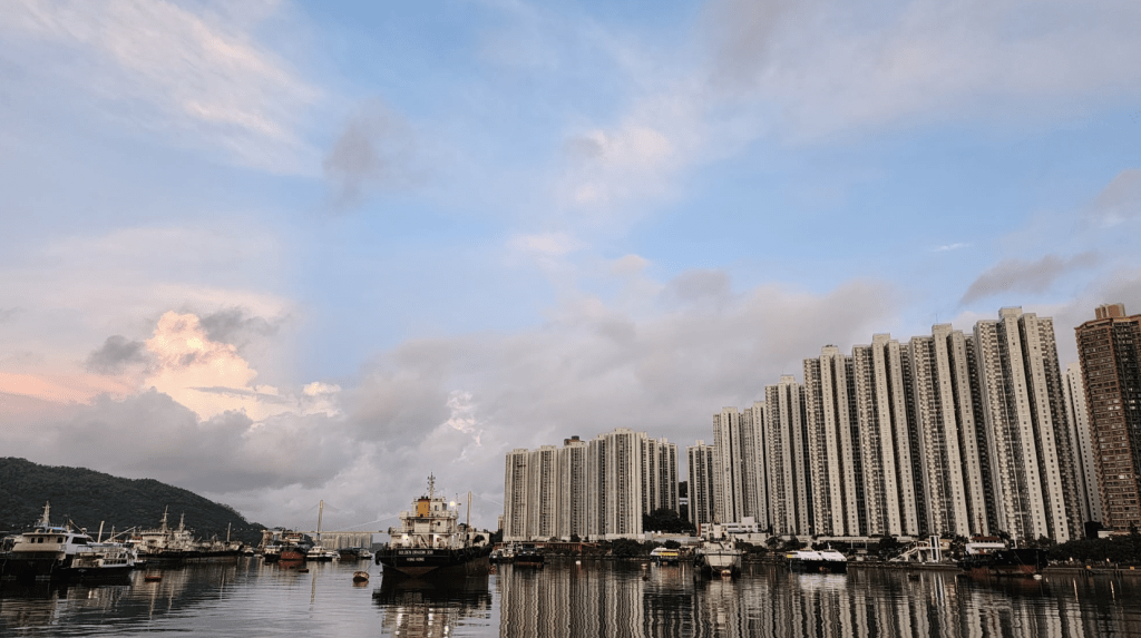 本港地區今日大致多雲，有幾陣驟雨。黎志偉攝