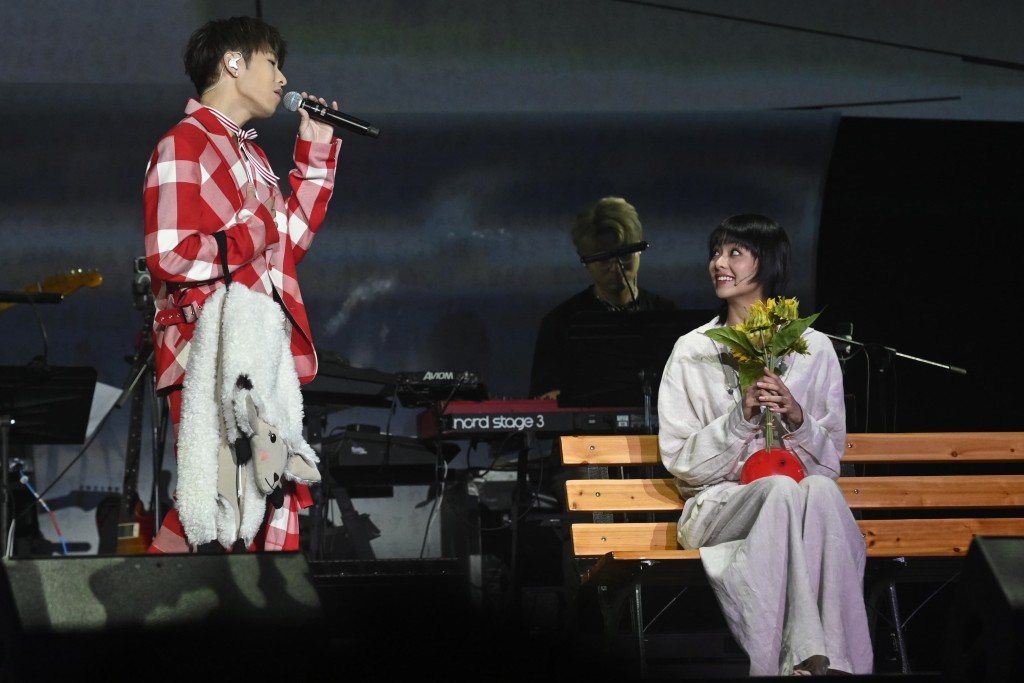 盧慧敏(右)及梁仲恆以舞台劇形式演出配合音樂會。 盧慧敏(右)及梁仲恆以舞台劇形式演出配合音樂會。