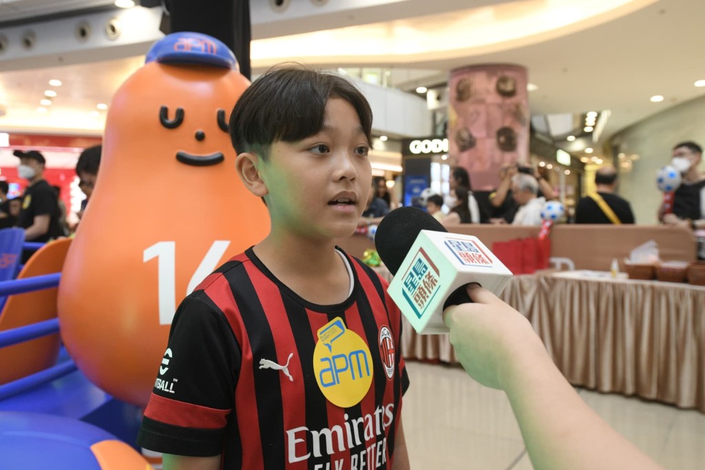 小球迷Hugo與家人一同前來,他說自己很喜歡看足球。 小球迷Hugo與家人一同前來,他說自己很喜歡看足球。