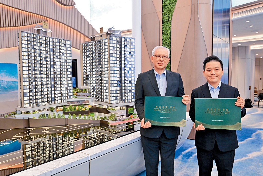 旭日國際李炳餘（左）表示，黃金海灣．意嵐每款戶型均有海景單位，分布相當平均。旁為辜錦波。