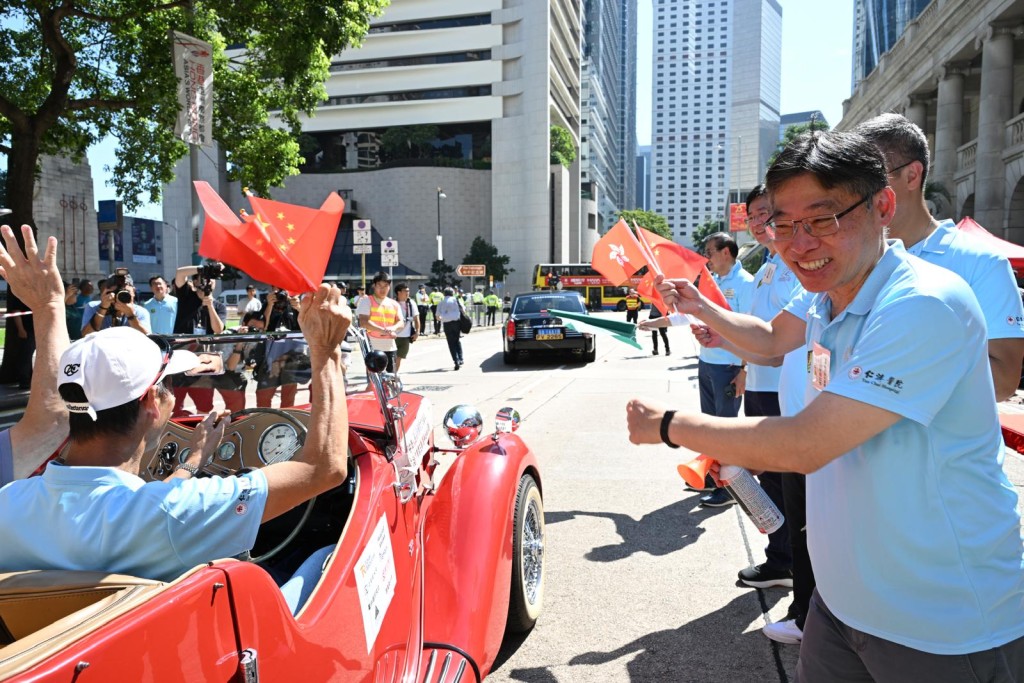 林世雄今早主持中国香港汽车会今早举办的经典名车和古董车巡游起步礼。