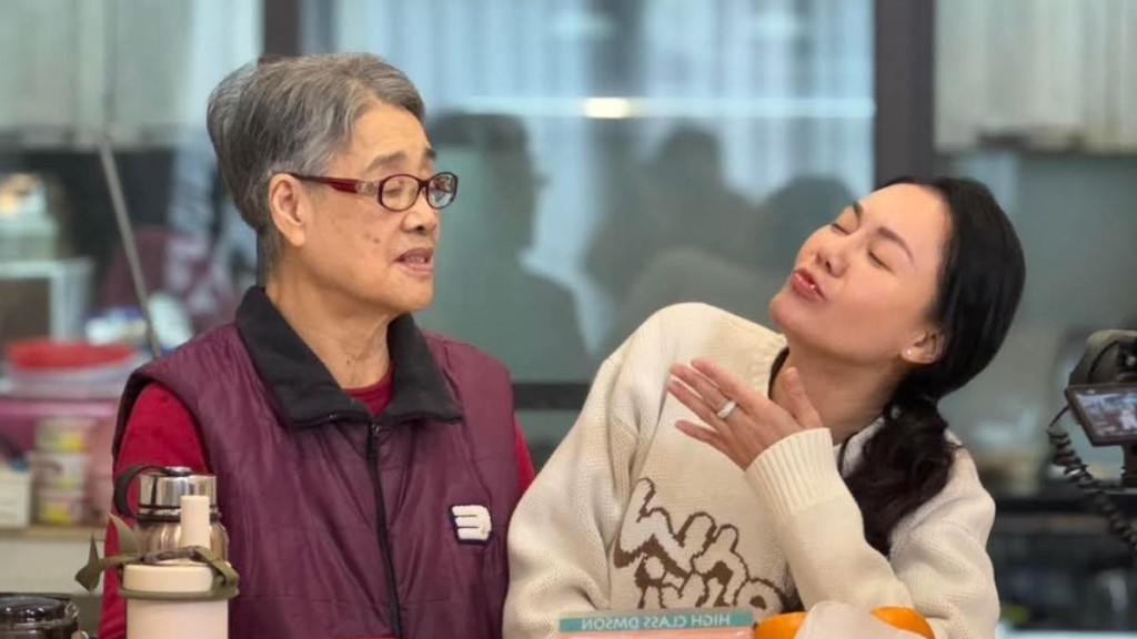 琳娜由姨母(左)一手養大。 琳娜由姨母(左)一手養大。