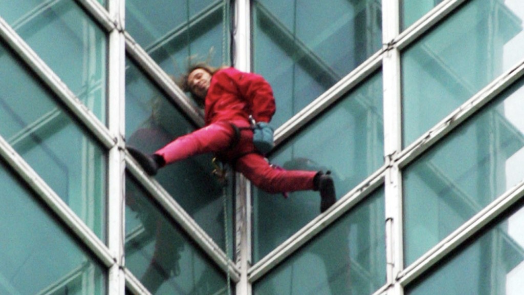 2024年聖誕節，當時42歲的「法國蜘蛛人」羅伯特（Alain Robert）挑戰徒手攀登台北101大樓。 路透社資料圖