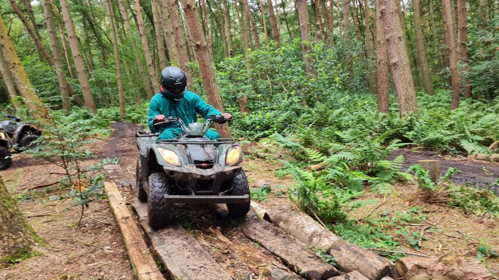 原來她玩越野車的地點正是英國曼城的Adventure Now。