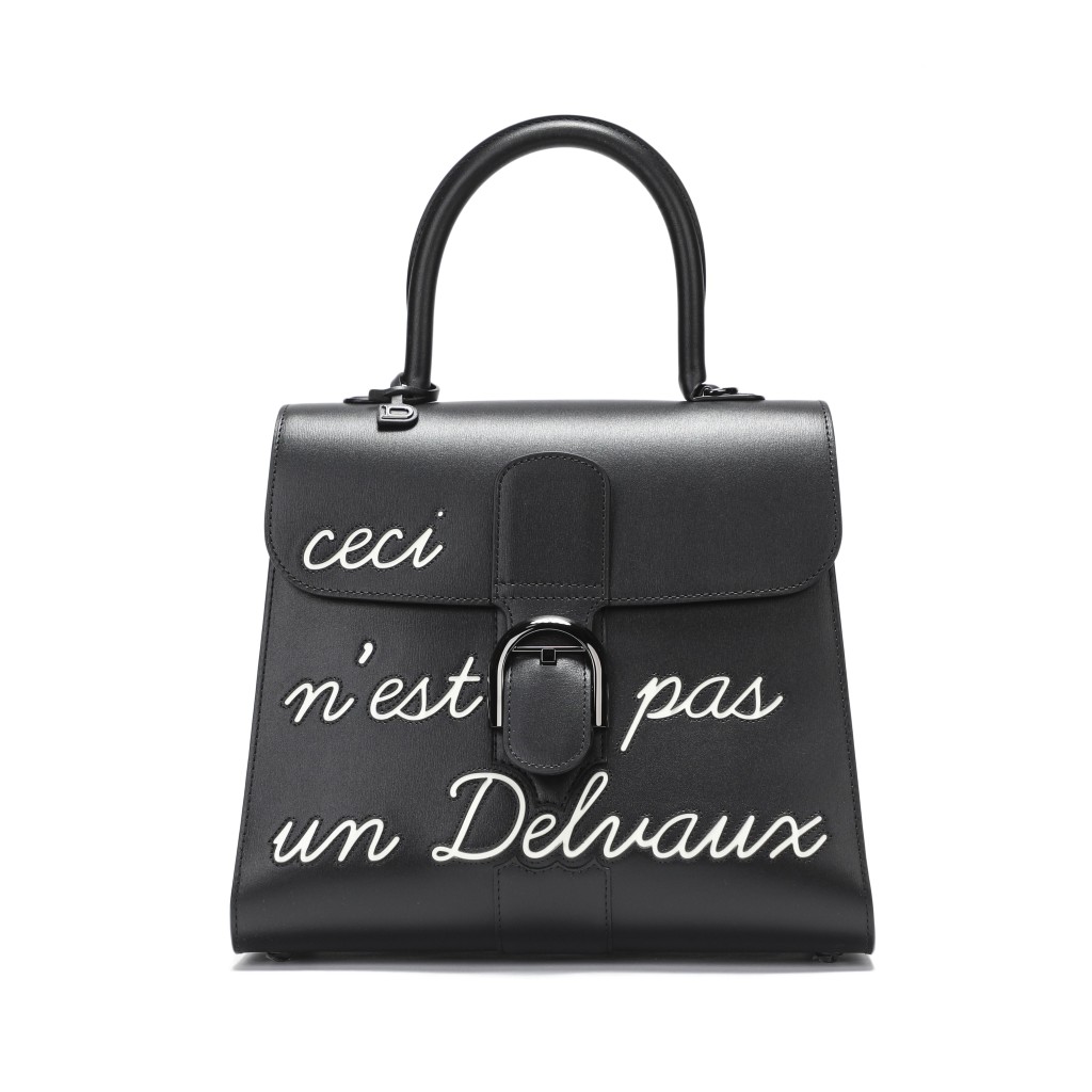 Brillant L'Humour手袋上的神秘色彩的文字（意為「這不是一個Delvaux手袋」)，是對Rene Magritte的傳奇畫作——《圖像的背叛》（The Treachery of Images）的戲謔引用。