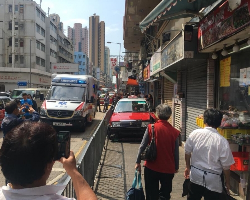 的士撞上行人路。网民Samuel Ng‎图片