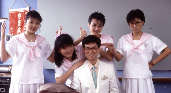 袁洁莹（右二）八、九十年代凭电影《开心鬼》系列走红。